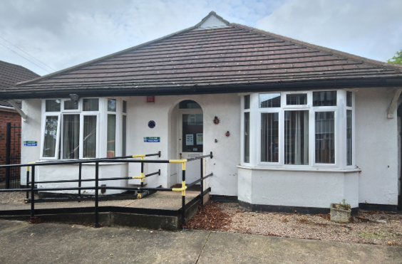 Oakleigh Lodge - An outside view of the home