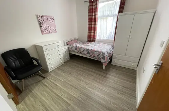 Hillsview - Blythswood Road - Photo of a typical bedroom