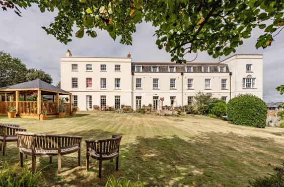 The Queen Charlotte - An outside view of the home