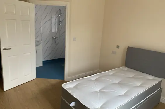 Devonshire Manor - Photo of a typical bedroom
